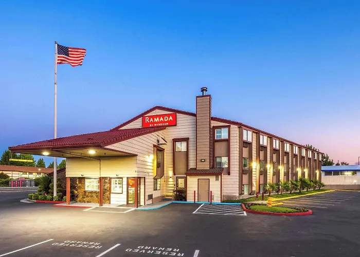 Pet Friendly hotel: Ramada By Wyndham Medford Airport North